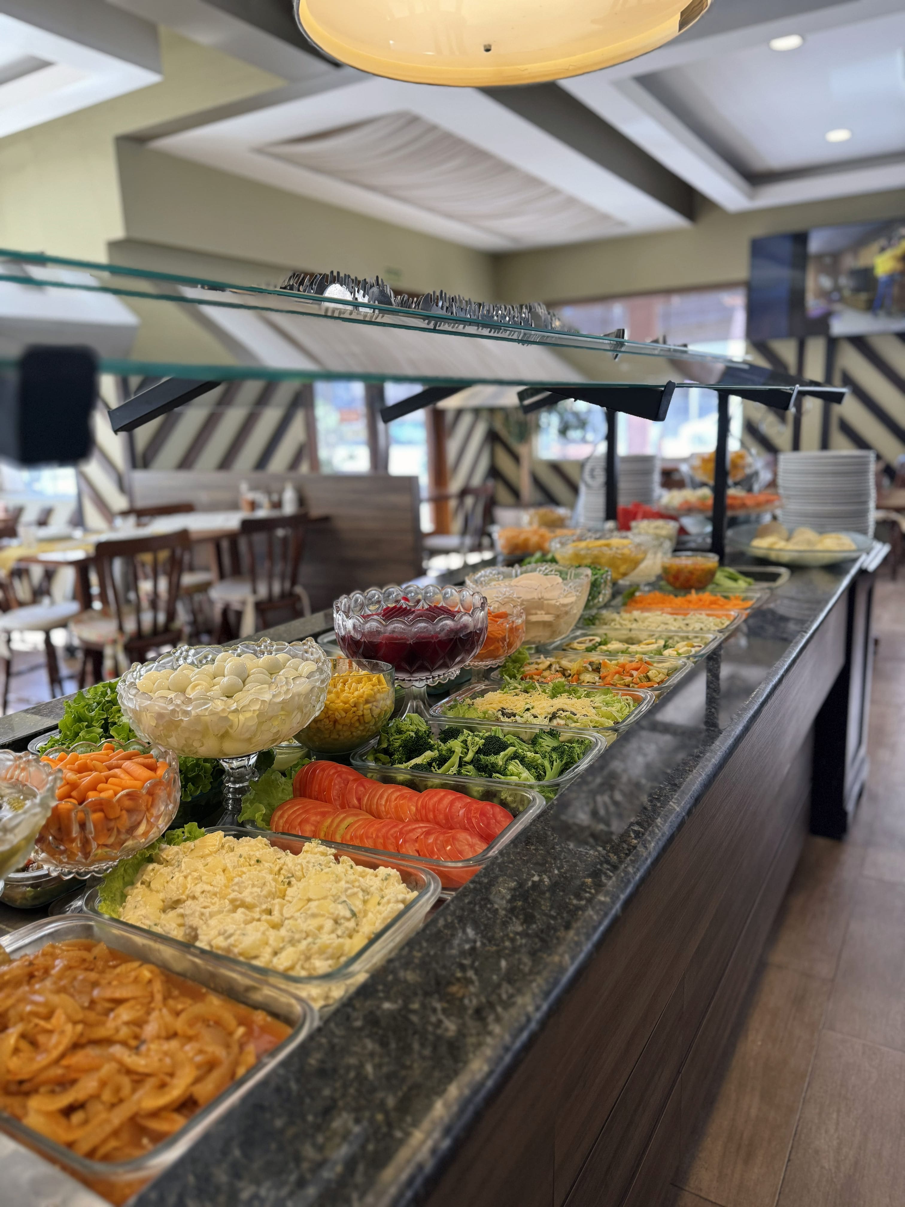 Almoço: Buffet completo com comida caseira e feijoada